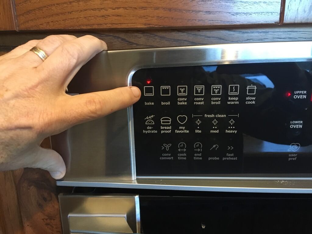 Instructions for using the electric oven in Mystic rental